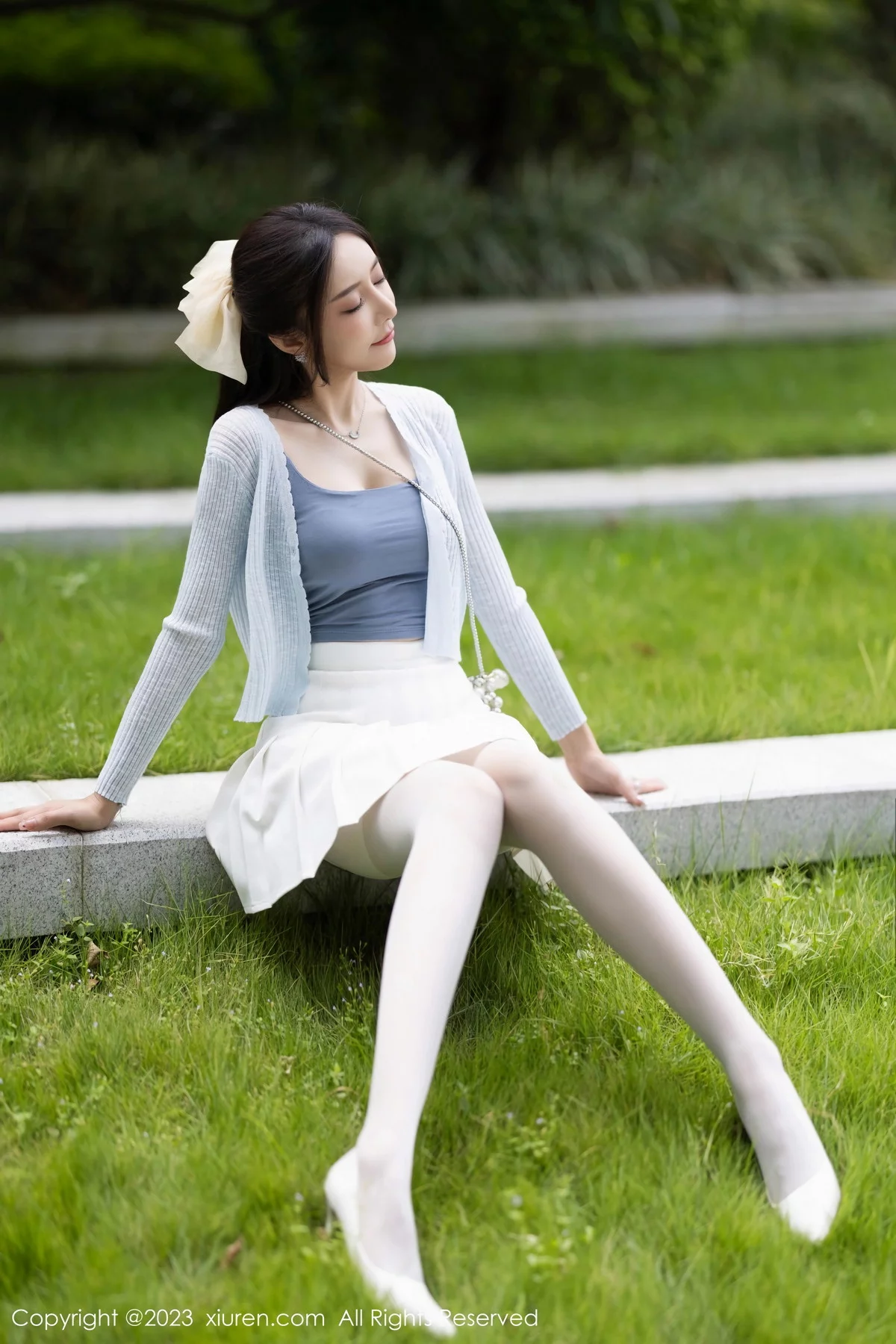 XiuRen第7515期_女神王馨瑶yanni性感浅色服饰配短裙露白丝吊袜秀美腿诱惑写真82P