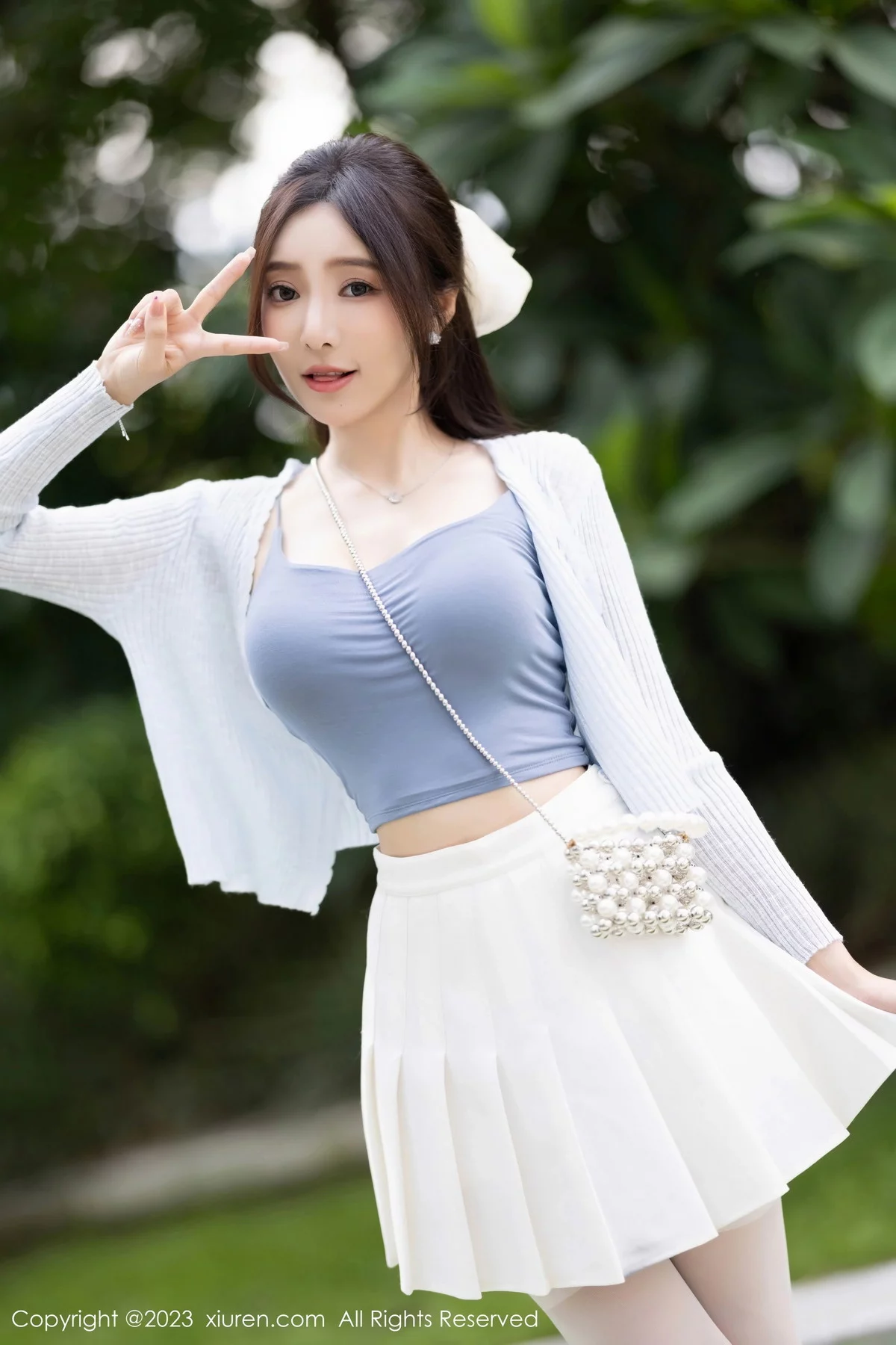 XiuRen第7515期_女神王馨瑶yanni性感浅色服饰配短裙露白丝吊袜秀美腿诱惑写真82P