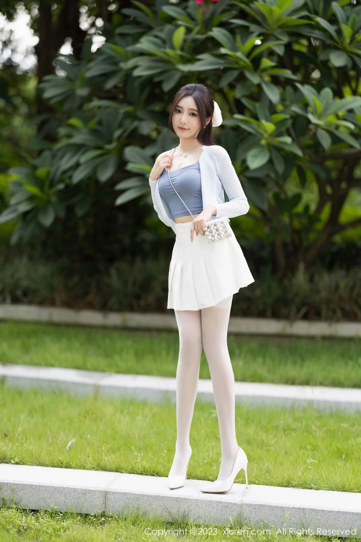 XiuRen第7515期_女神王馨瑶yanni性感浅色服饰配短裙露白丝吊袜秀美腿诱惑写真82P