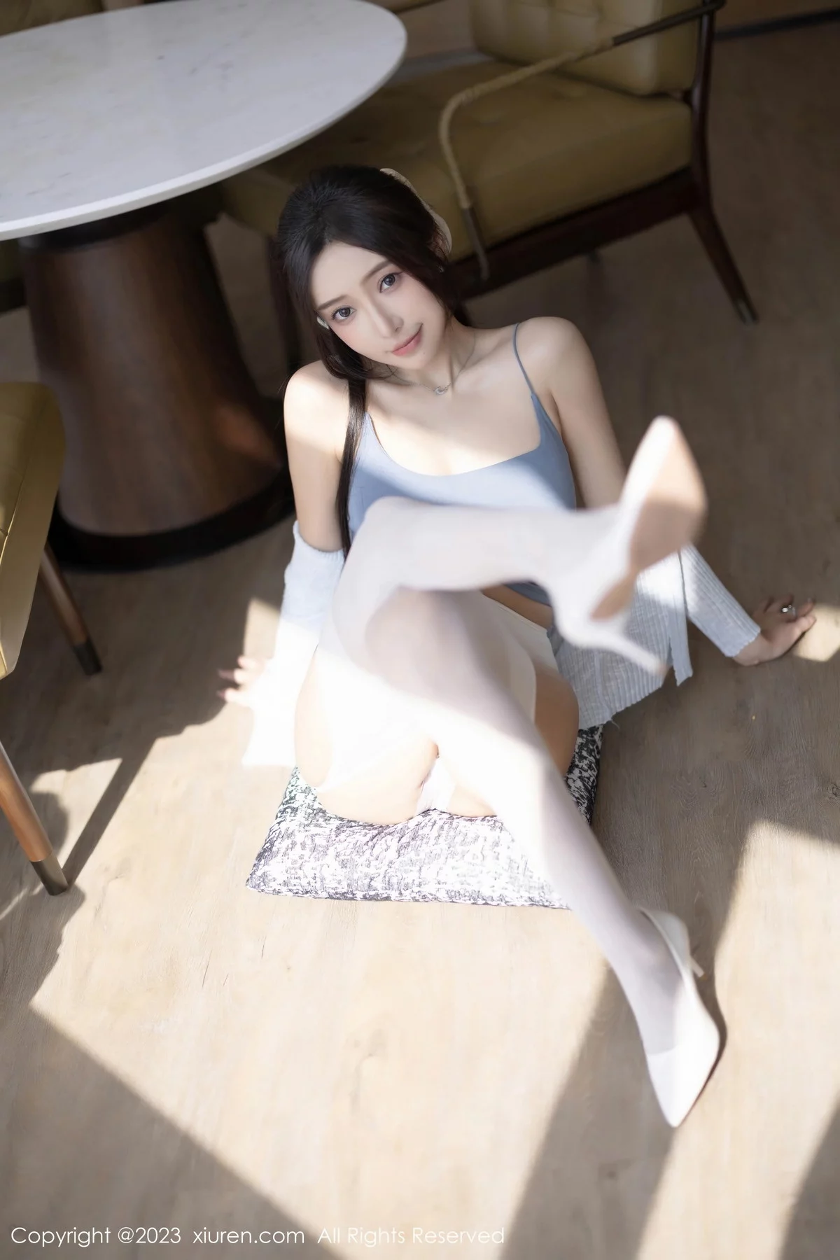 XiuRen第7515期_女神王馨瑶yanni性感浅色服饰配短裙露白丝吊袜秀美腿诱惑写真82P