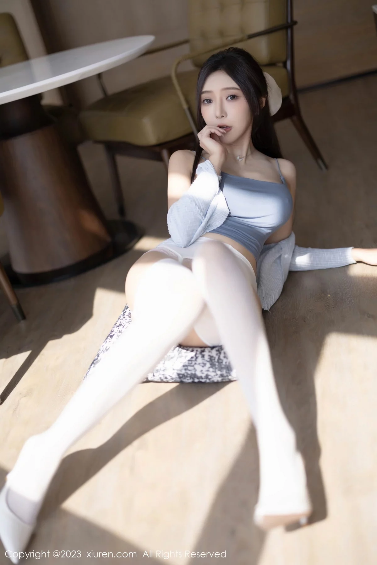 XiuRen第7515期_女神王馨瑶yanni性感浅色服饰配短裙露白丝吊袜秀美腿诱惑写真82P