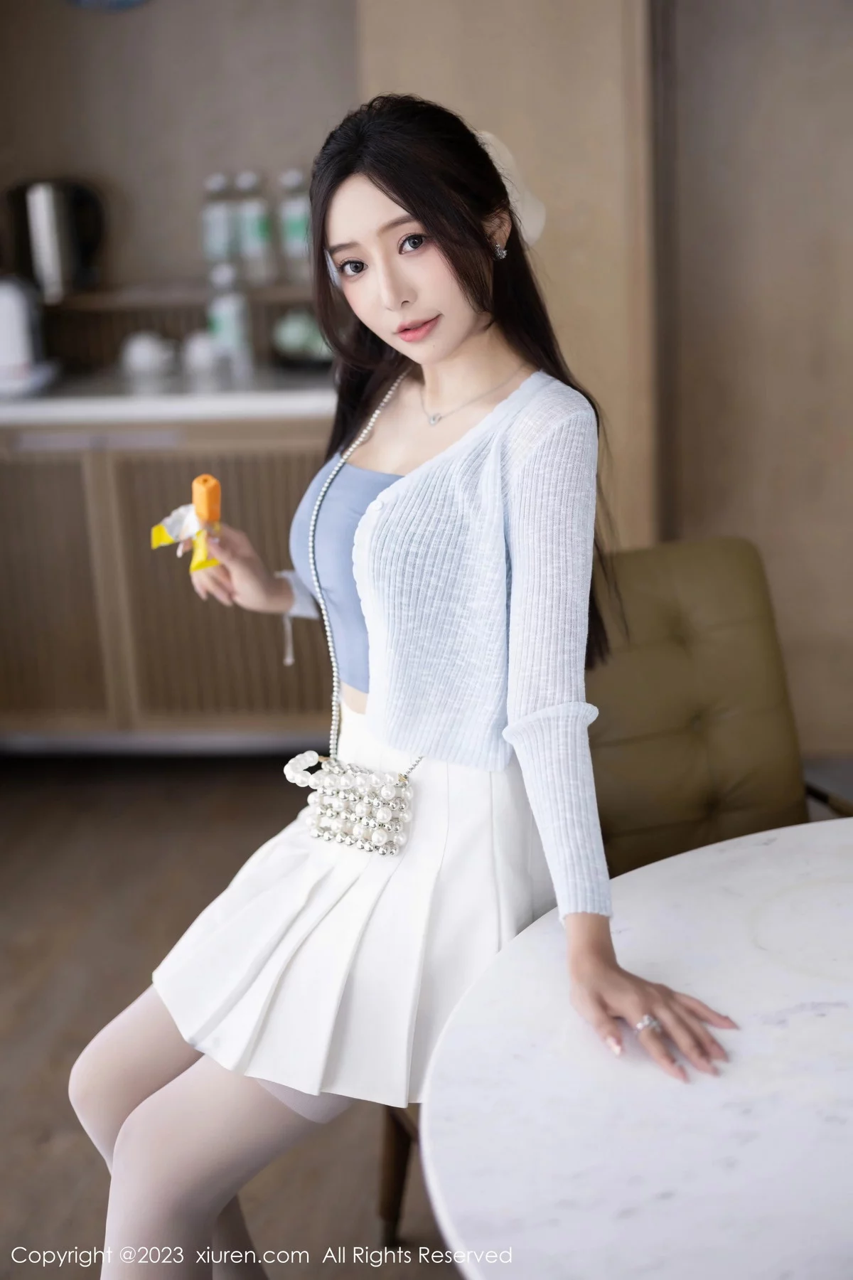XiuRen第7515期_女神王馨瑶yanni性感浅色服饰配短裙露白丝吊袜秀美腿诱惑写真82P