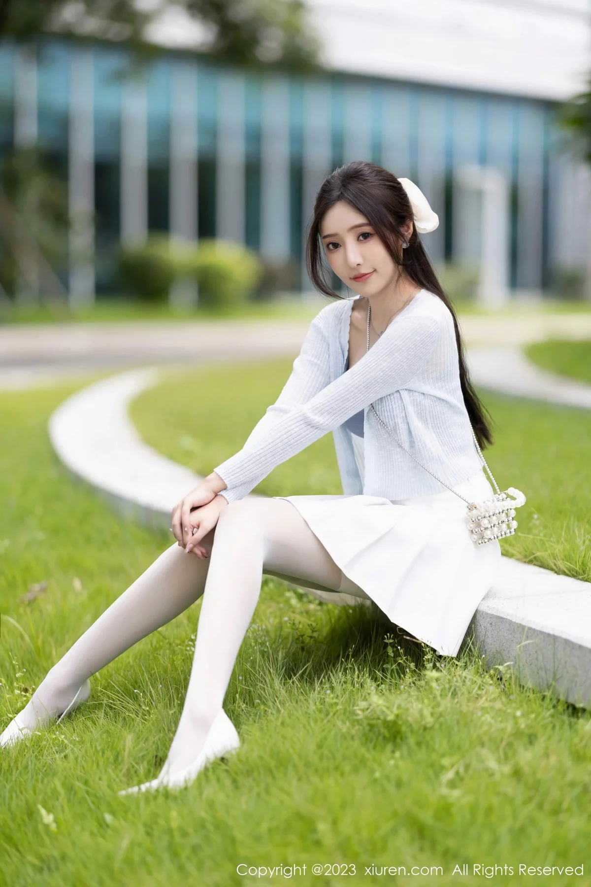 XiuRen第7515期_女神王馨瑶yanni性感浅色服饰配短裙露白丝吊袜秀美腿诱惑写真82P