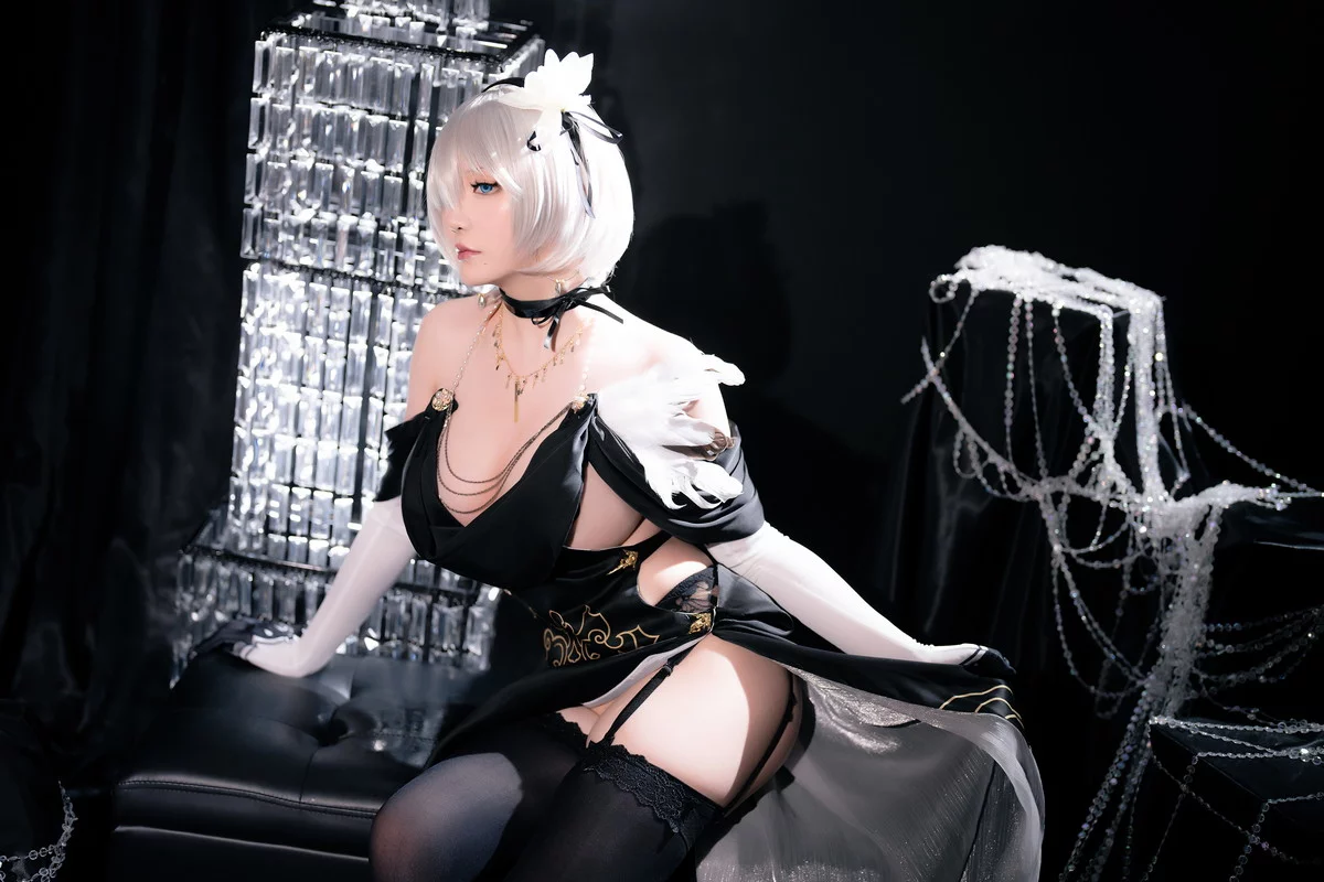 Coser小姐姐星之迟迟2B同人礼服主题性感黑色薄纱礼裙配黑丝吊袜秀翘臀诱惑写真94P