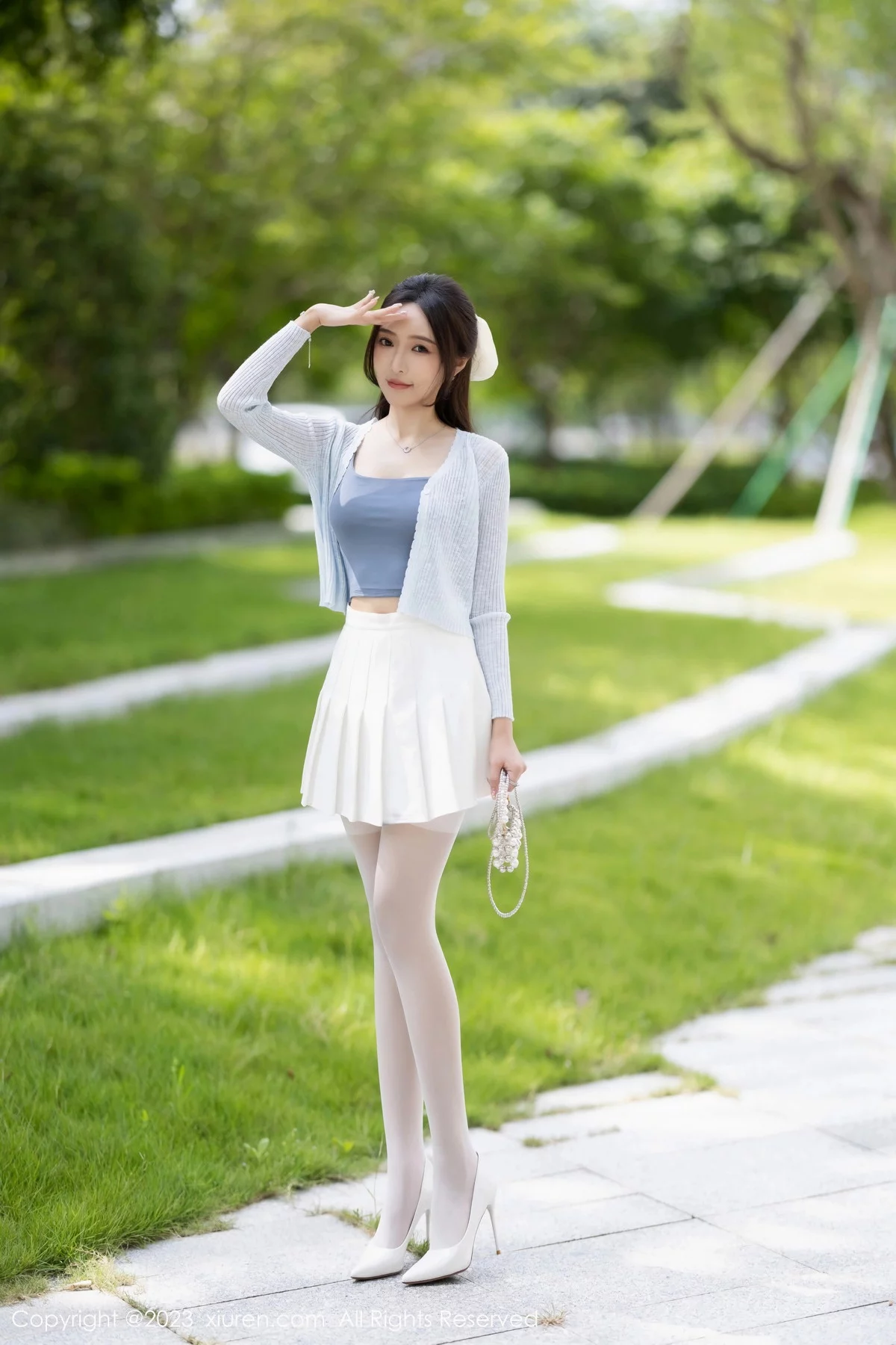 XiuRen第7515期_女神王馨瑶yanni性感浅色服饰配短裙露白丝吊袜秀美腿诱惑写真82P