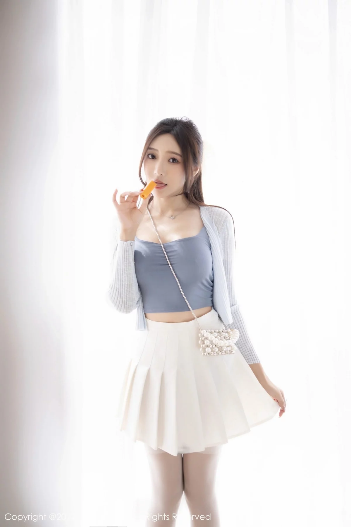 XiuRen第7515期_女神王馨瑶yanni性感浅色服饰配短裙露白丝吊袜秀美腿诱惑写真82P