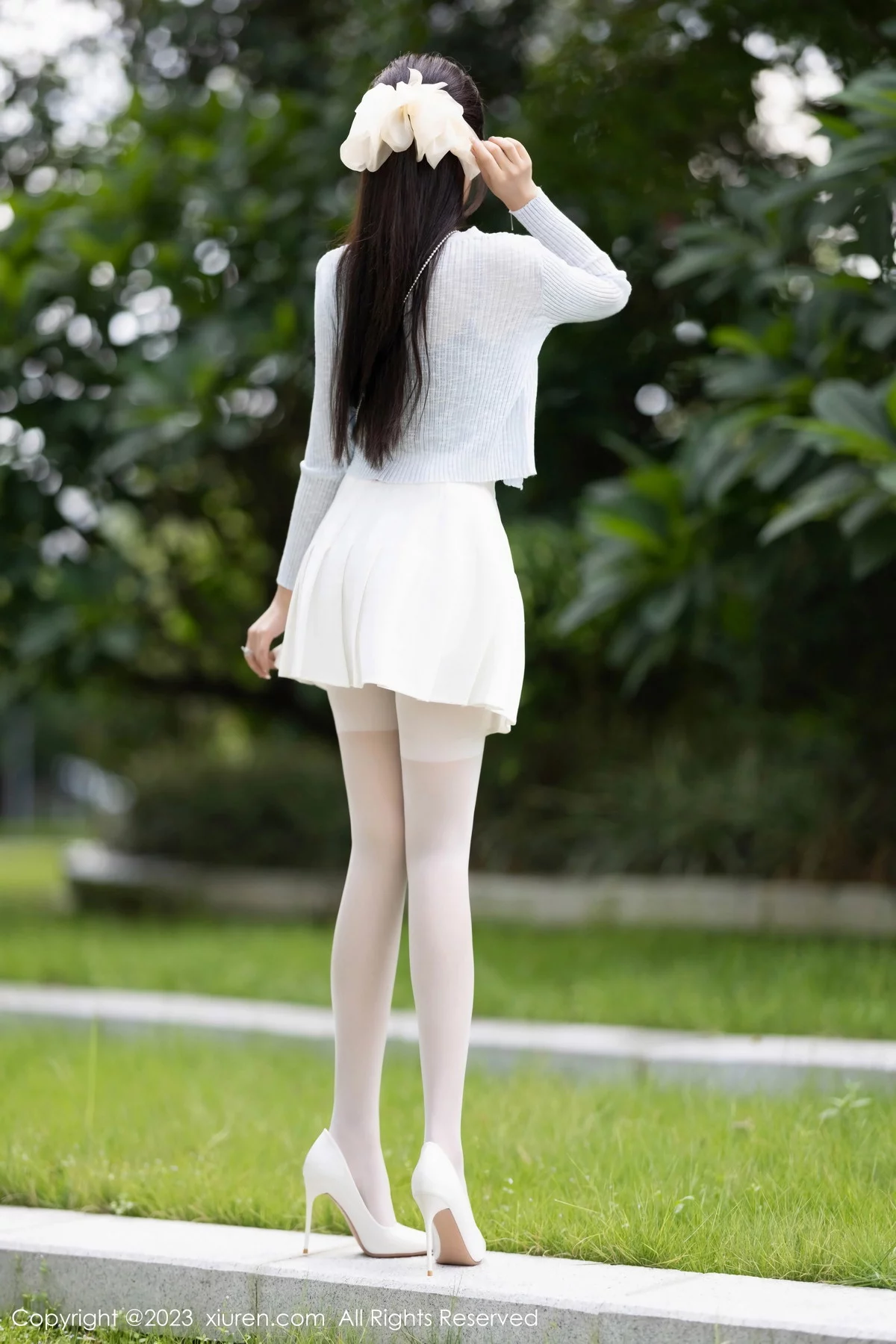XiuRen第7515期_女神王馨瑶yanni性感浅色服饰配短裙露白丝吊袜秀美腿诱惑写真82P