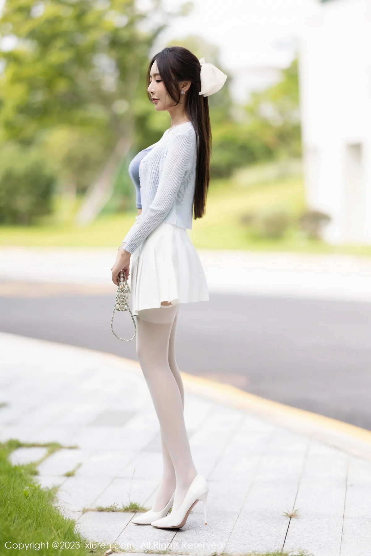 XiuRen第7515期_女神王馨瑶yanni性感浅色服饰配短裙露白丝吊袜秀美腿诱惑写真82P