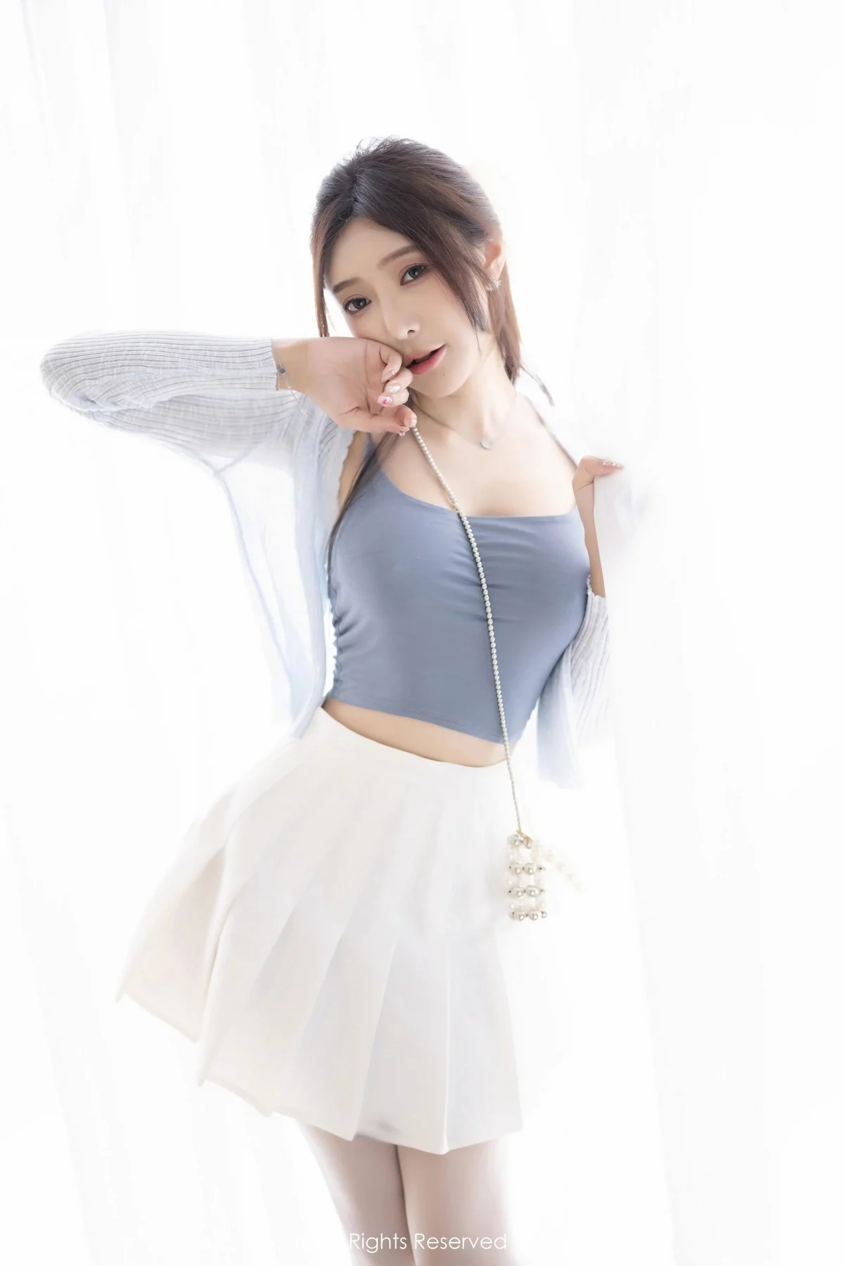 XiuRen第7515期_女神王馨瑶yanni性感浅色服饰配短裙露白丝吊袜秀美腿诱惑写真82P