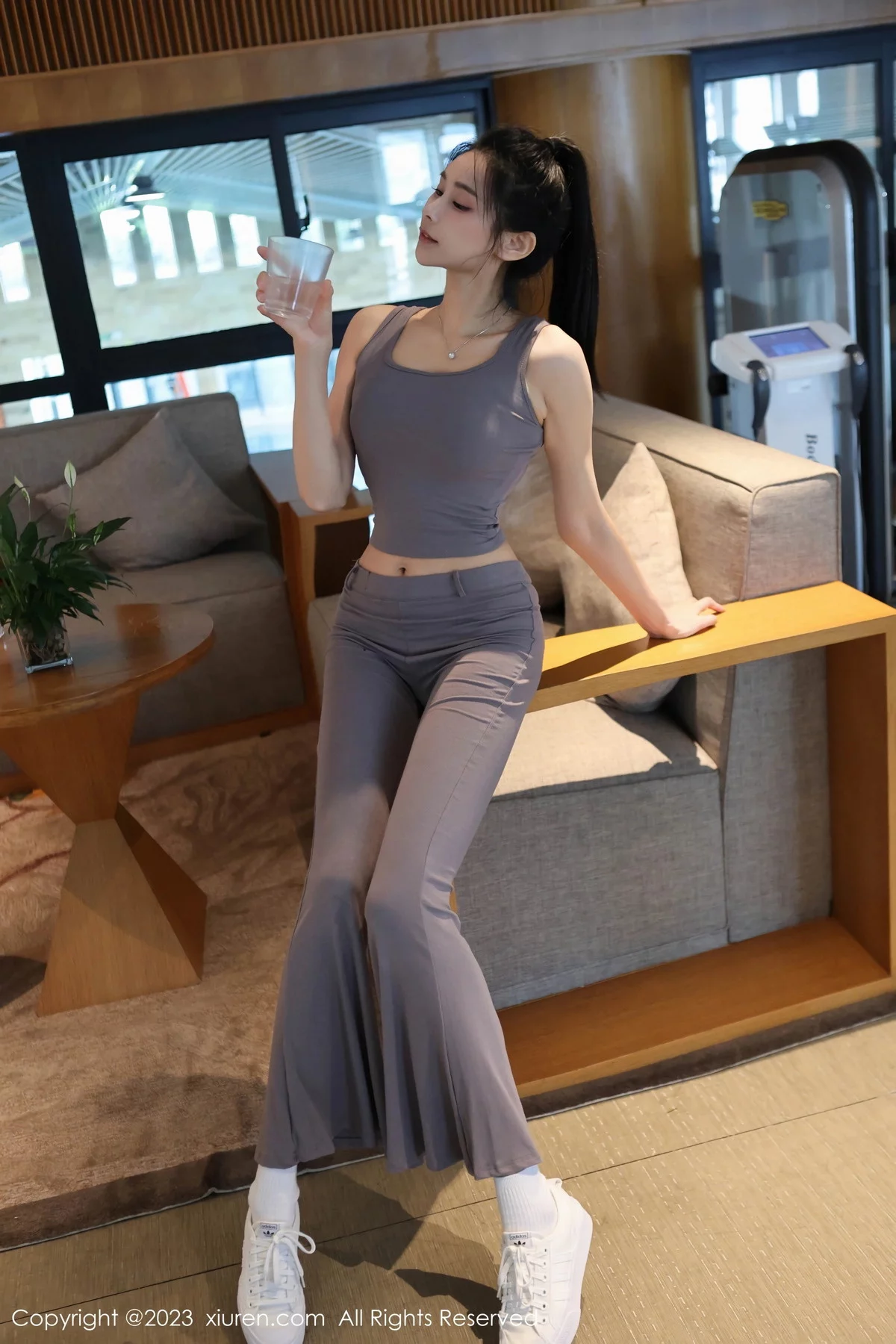 XiuRen第7512期_模特草莓mm性感灰色运动服露粉色内衣秀曼妙身姿迷人诱惑写真71P