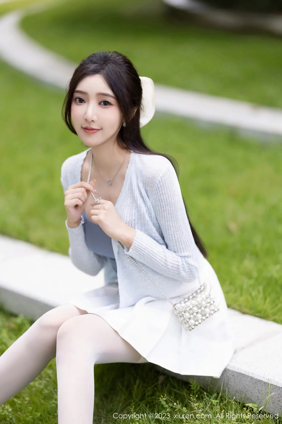XiuRen第7515期_女神王馨瑶yanni性感浅色服饰配短裙露白丝吊袜秀美腿诱惑写真82P