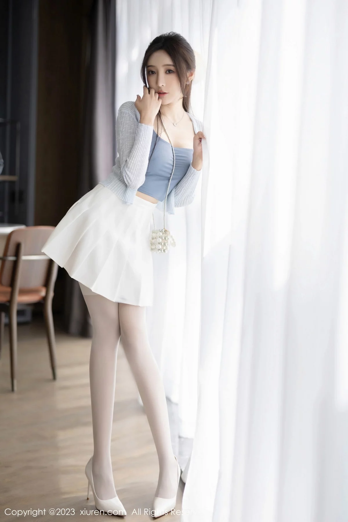 XiuRen第7515期_女神王馨瑶yanni性感浅色服饰配短裙露白丝吊袜秀美腿诱惑写真82P
