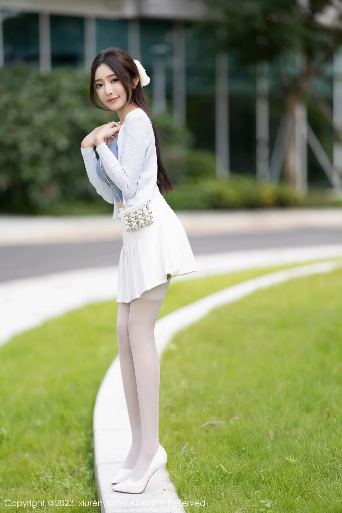XiuRen第7515期_女神王馨瑶yanni性感浅色服饰配短裙露白丝吊袜秀美腿诱惑写真82P