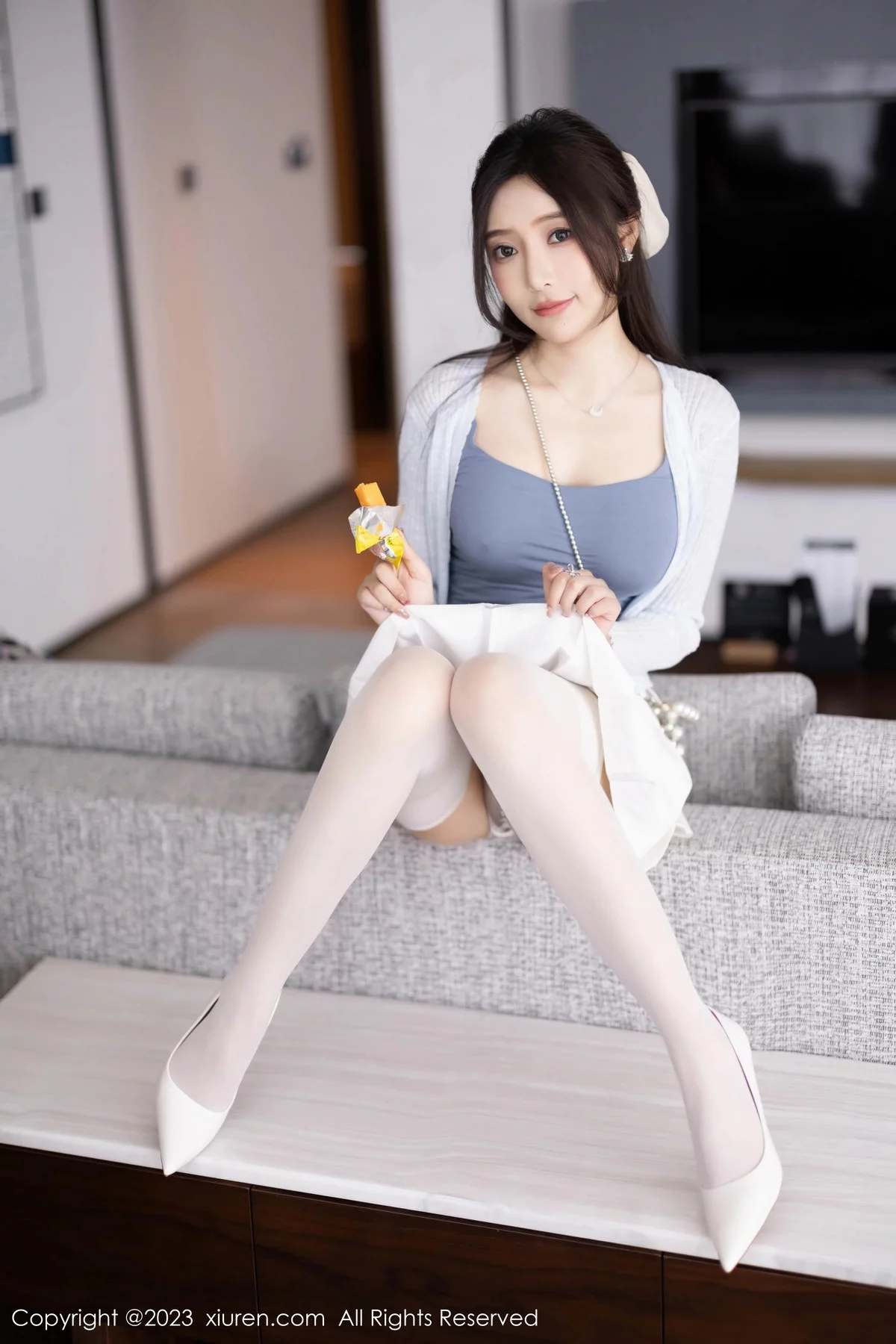 XiuRen第7515期_女神王馨瑶yanni性感浅色服饰配短裙露白丝吊袜秀美腿诱惑写真82P