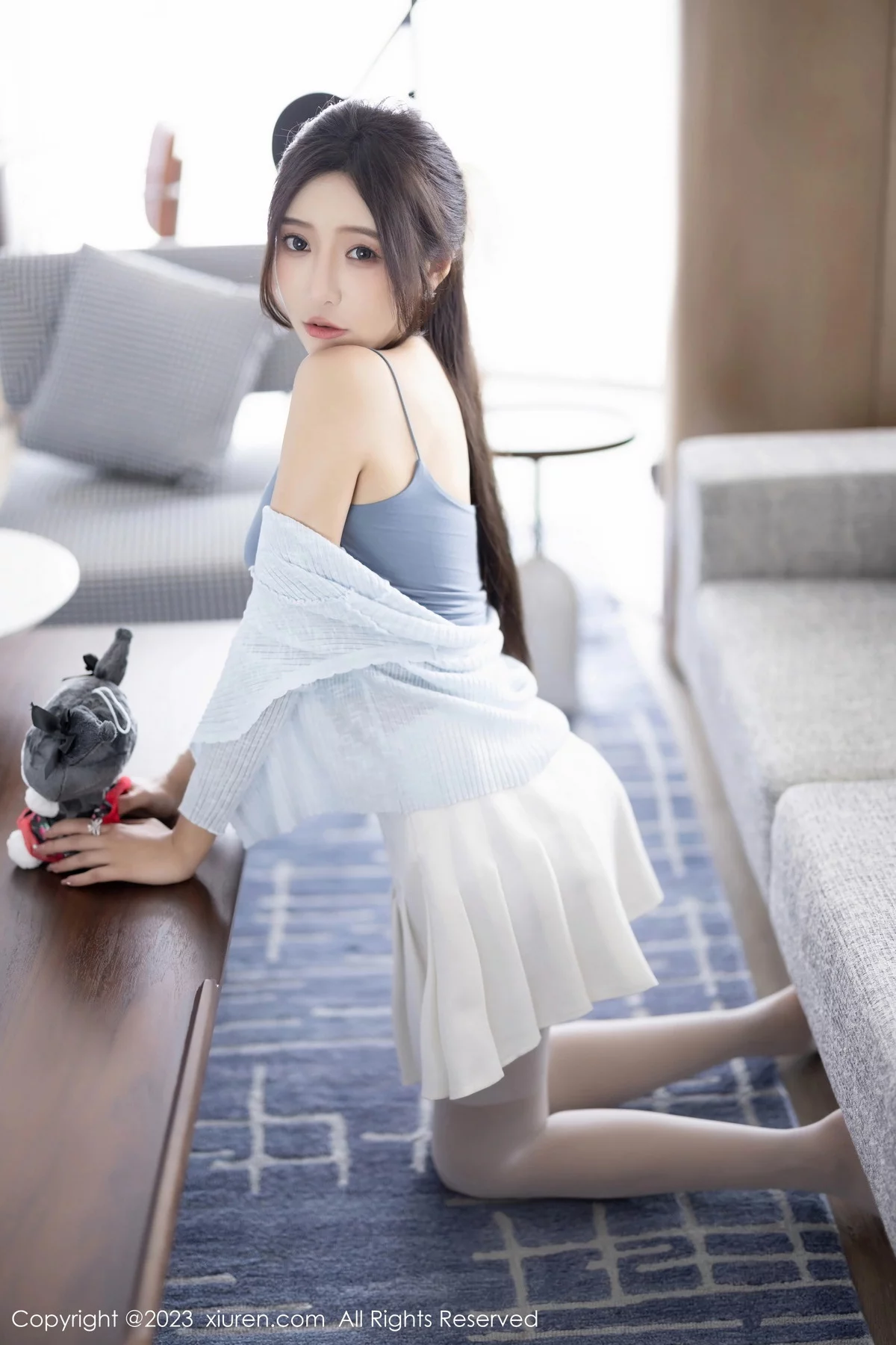 XiuRen第7515期_女神王馨瑶yanni性感浅色服饰配短裙露白丝吊袜秀美腿诱惑写真82P