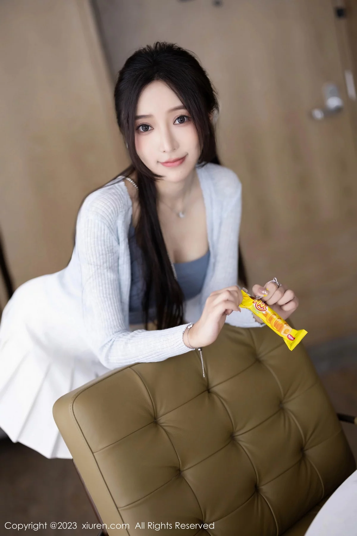 XiuRen第7515期_女神王馨瑶yanni性感浅色服饰配短裙露白丝吊袜秀美腿诱惑写真82P