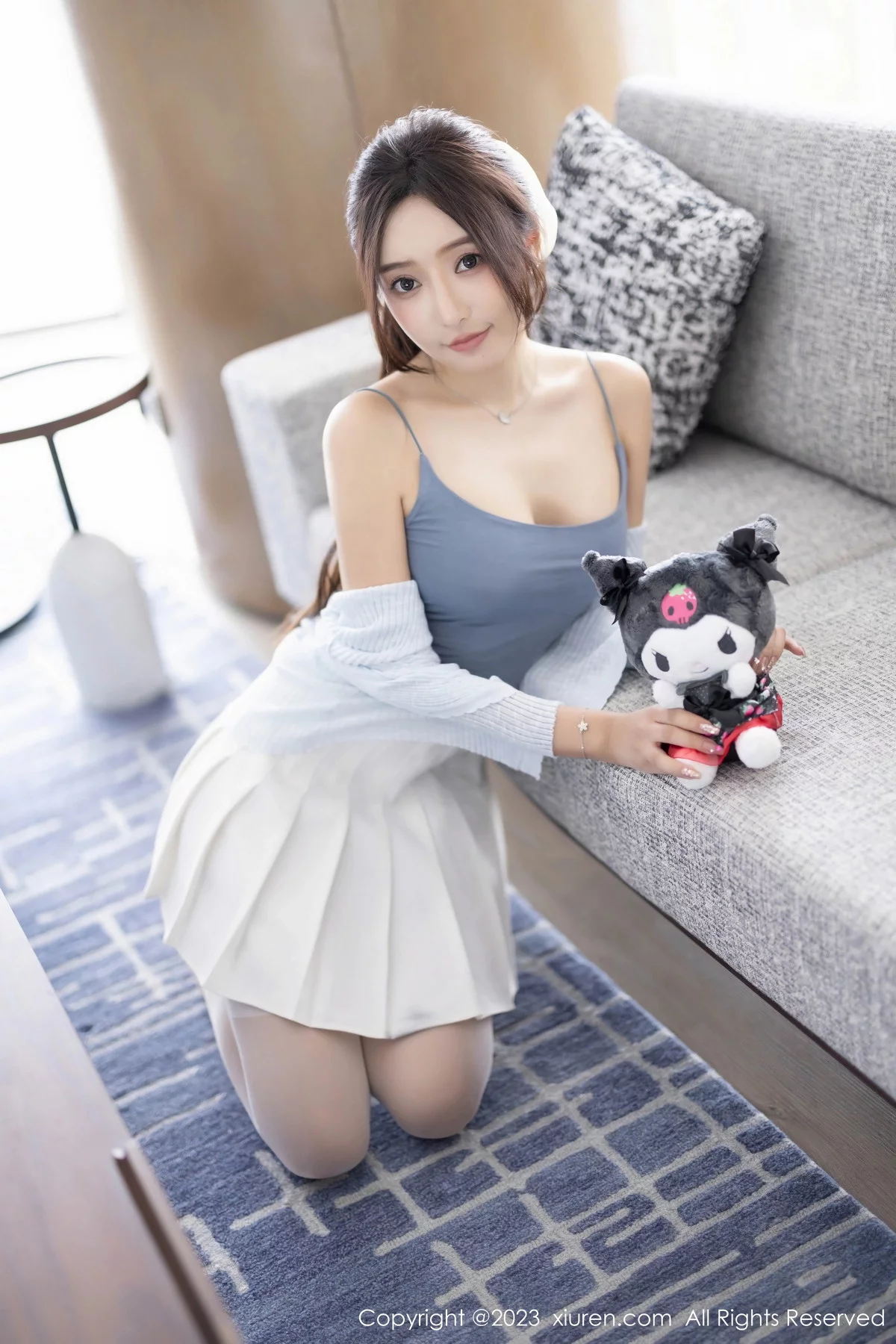 XiuRen第7515期_女神王馨瑶yanni性感浅色服饰配短裙露白丝吊袜秀美腿诱惑写真82P