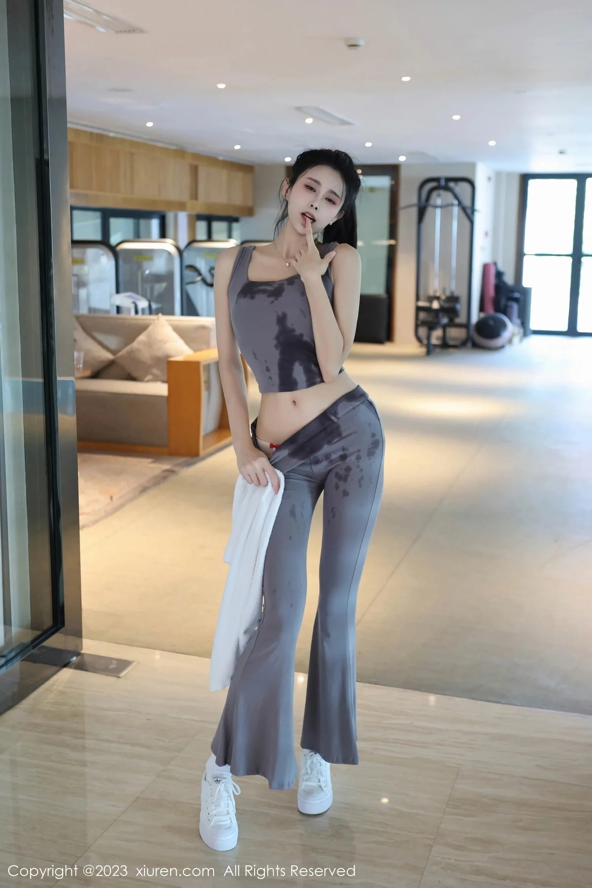 XiuRen第7512期_模特草莓mm性感灰色运动服露粉色内衣秀曼妙身姿迷人诱惑写真71P