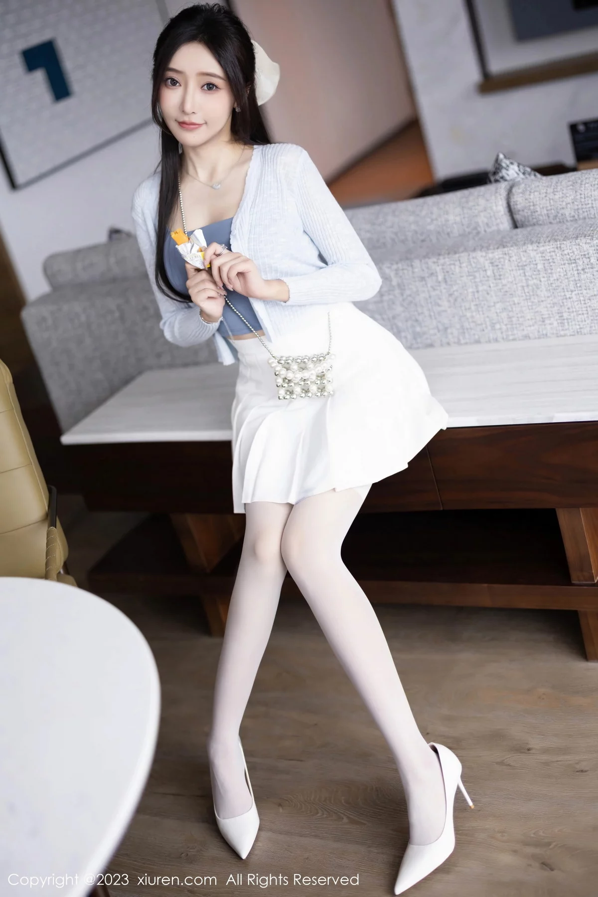 XiuRen第7515期_女神王馨瑶yanni性感浅色服饰配短裙露白丝吊袜秀美腿诱惑写真82P