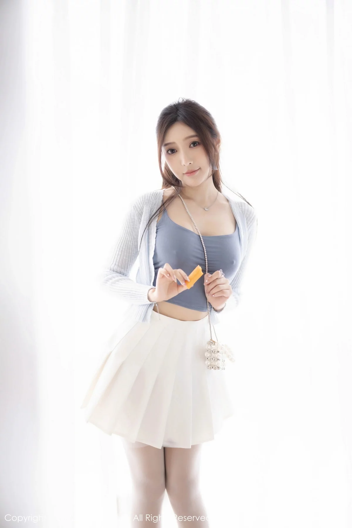 XiuRen第7515期_女神王馨瑶yanni性感浅色服饰配短裙露白丝吊袜秀美腿诱惑写真82P