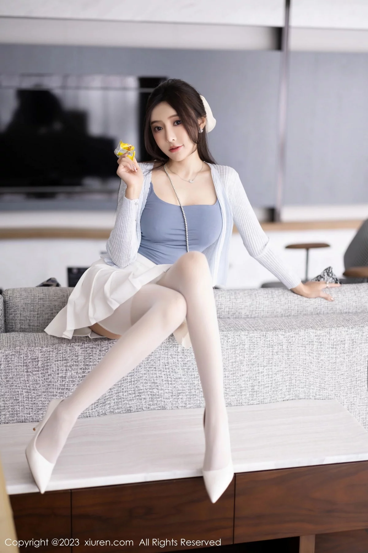 XiuRen第7515期_女神王馨瑶yanni性感浅色服饰配短裙露白丝吊袜秀美腿诱惑写真82P