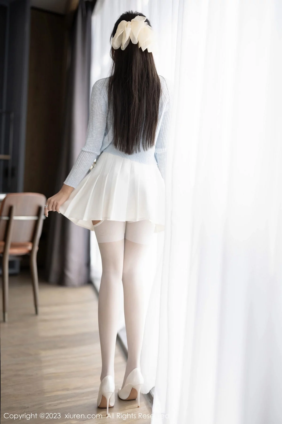 XiuRen第7515期_女神王馨瑶yanni性感浅色服饰配短裙露白丝吊袜秀美腿诱惑写真82P