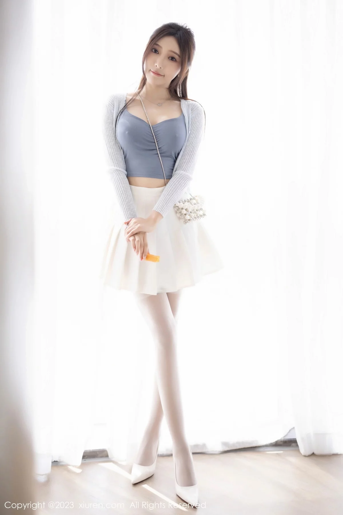 XiuRen第7515期_女神王馨瑶yanni性感浅色服饰配短裙露白丝吊袜秀美腿诱惑写真82P