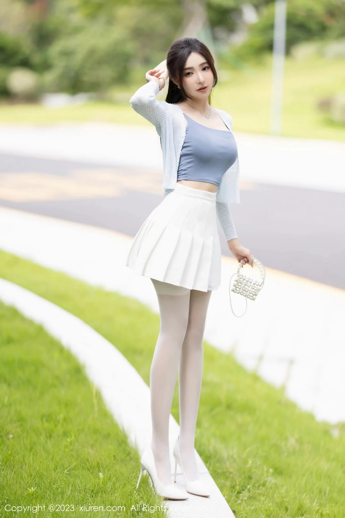 XiuRen第7515期_女神王馨瑶yanni性感浅色服饰配短裙露白丝吊袜秀美腿诱惑写真82P