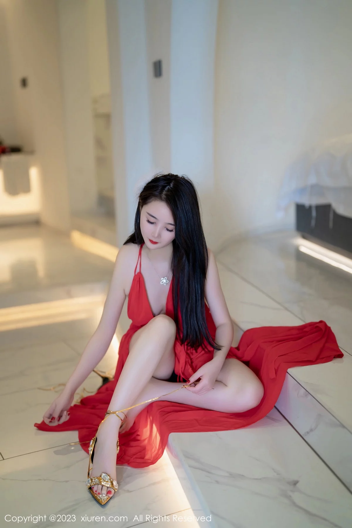 XiuRen第7517期_模特Summer宝宝红色露肩连衣长裙配肉丝袜秀曼妙身姿诱惑写真62P