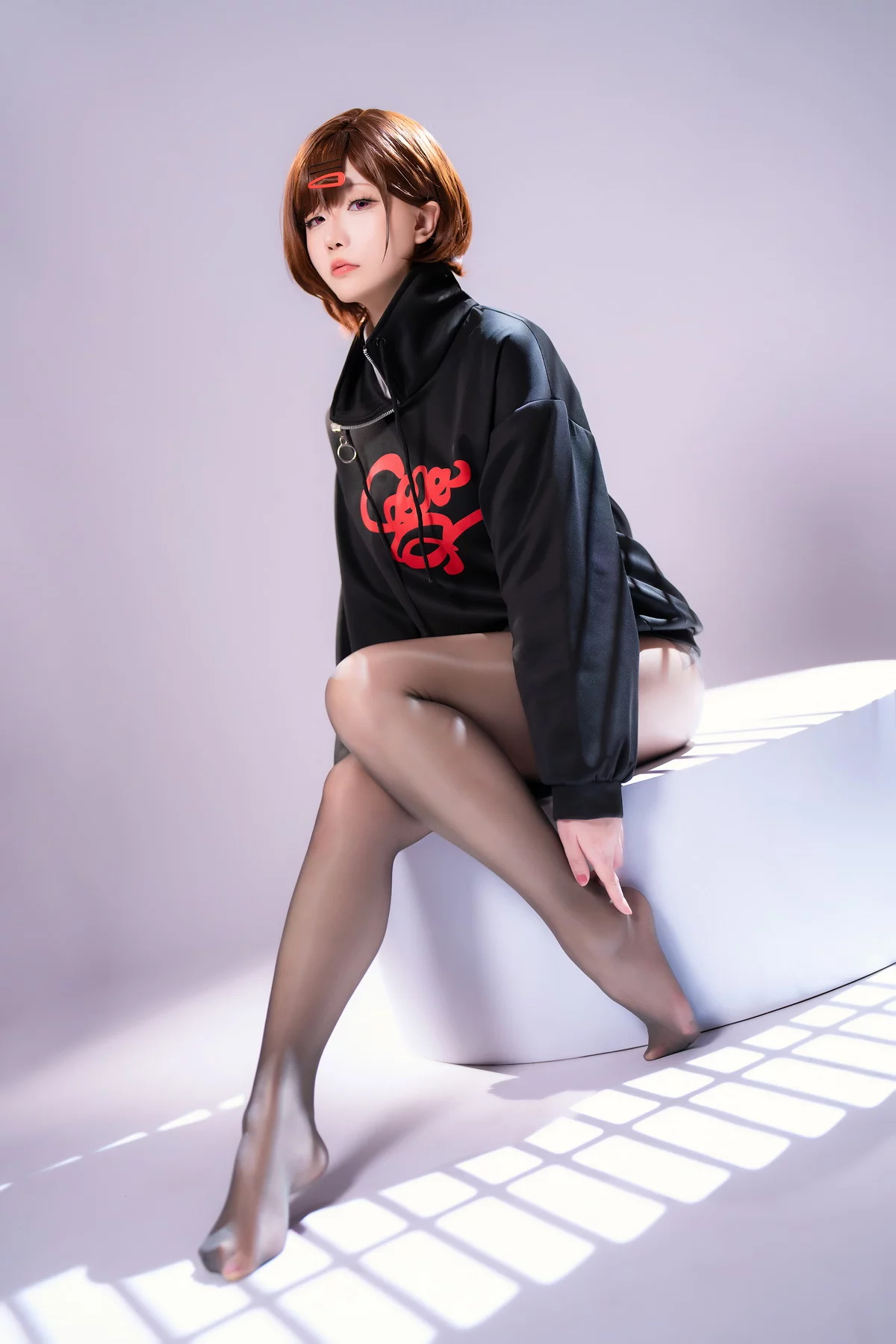 Coser小姐姐星之迟迟偶像大师主题半脱露性感白色蕾丝内衣配闪亮黑丝诱惑写真70P