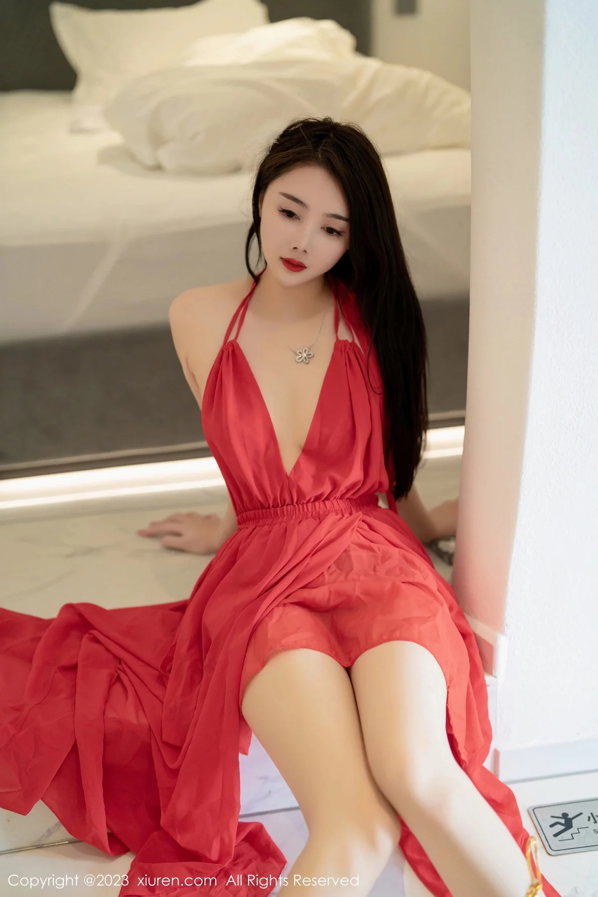XiuRen第7517期_模特Summer宝宝红色露肩连衣长裙配肉丝袜秀曼妙身姿诱惑写真62P