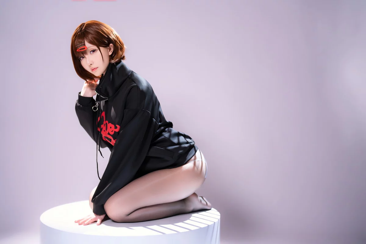 Coser小姐姐星之迟迟偶像大师主题半脱露性感白色蕾丝内衣配闪亮黑丝诱惑写真70P