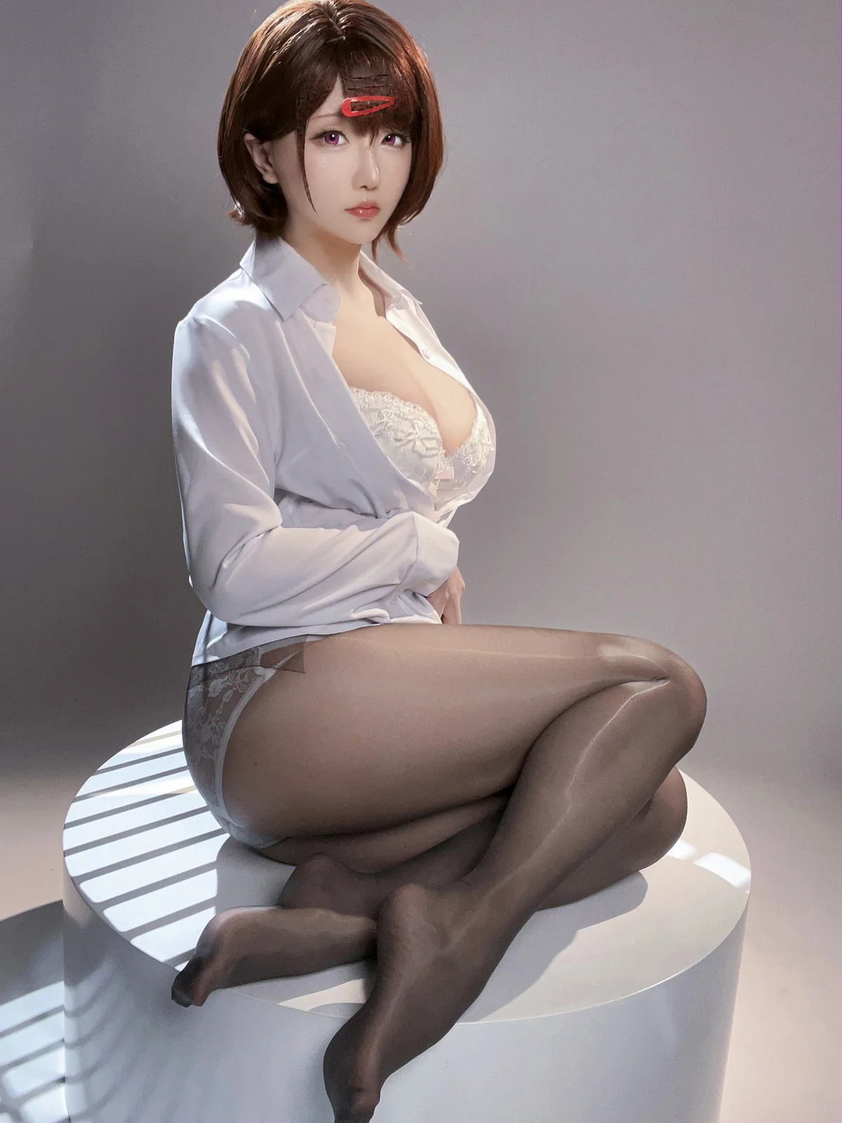 Coser小姐姐星之迟迟偶像大师主题半脱露性感白色蕾丝内衣配闪亮黑丝诱惑写真70P