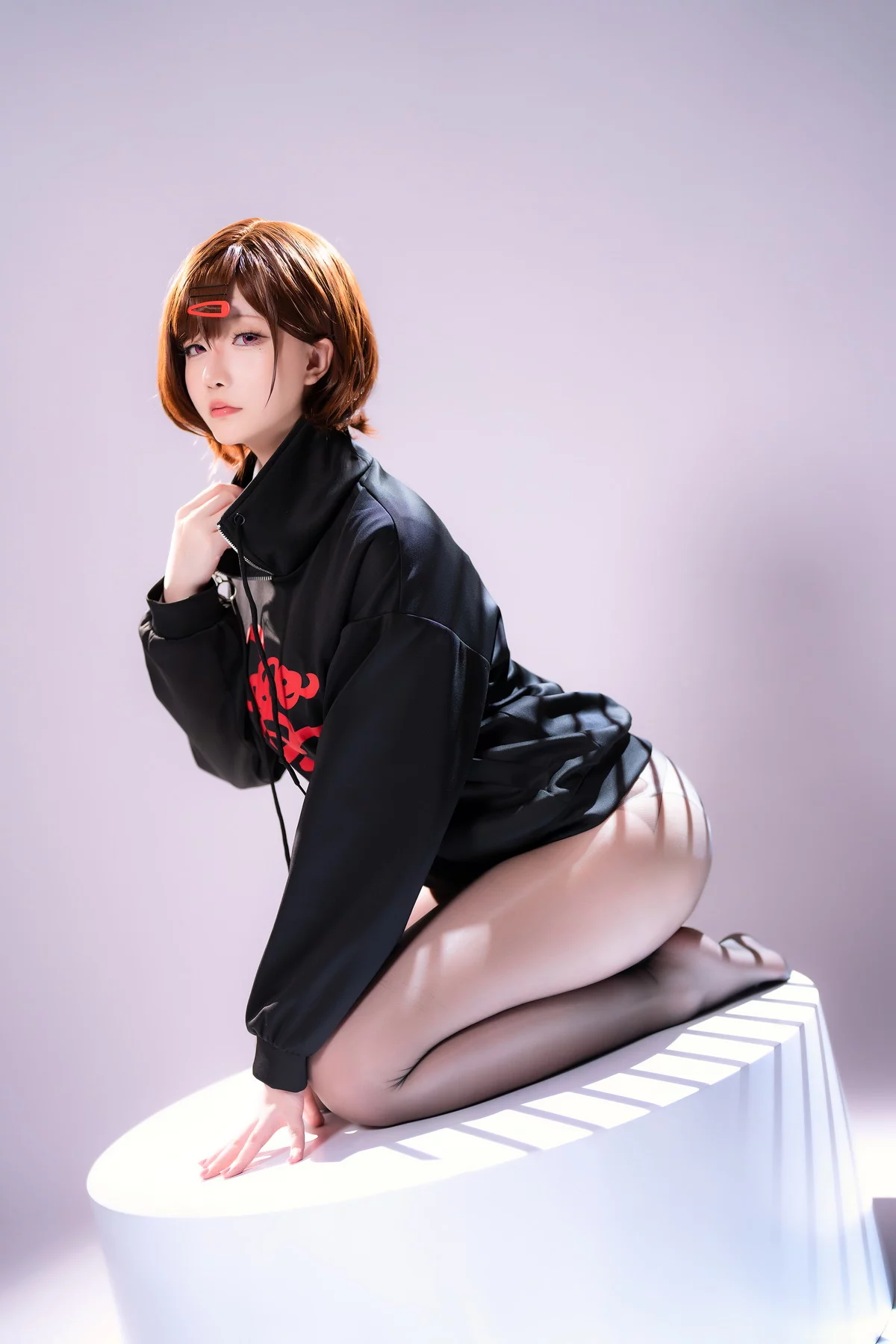 Coser小姐姐星之迟迟偶像大师主题半脱露性感白色蕾丝内衣配闪亮黑丝诱惑写真70P