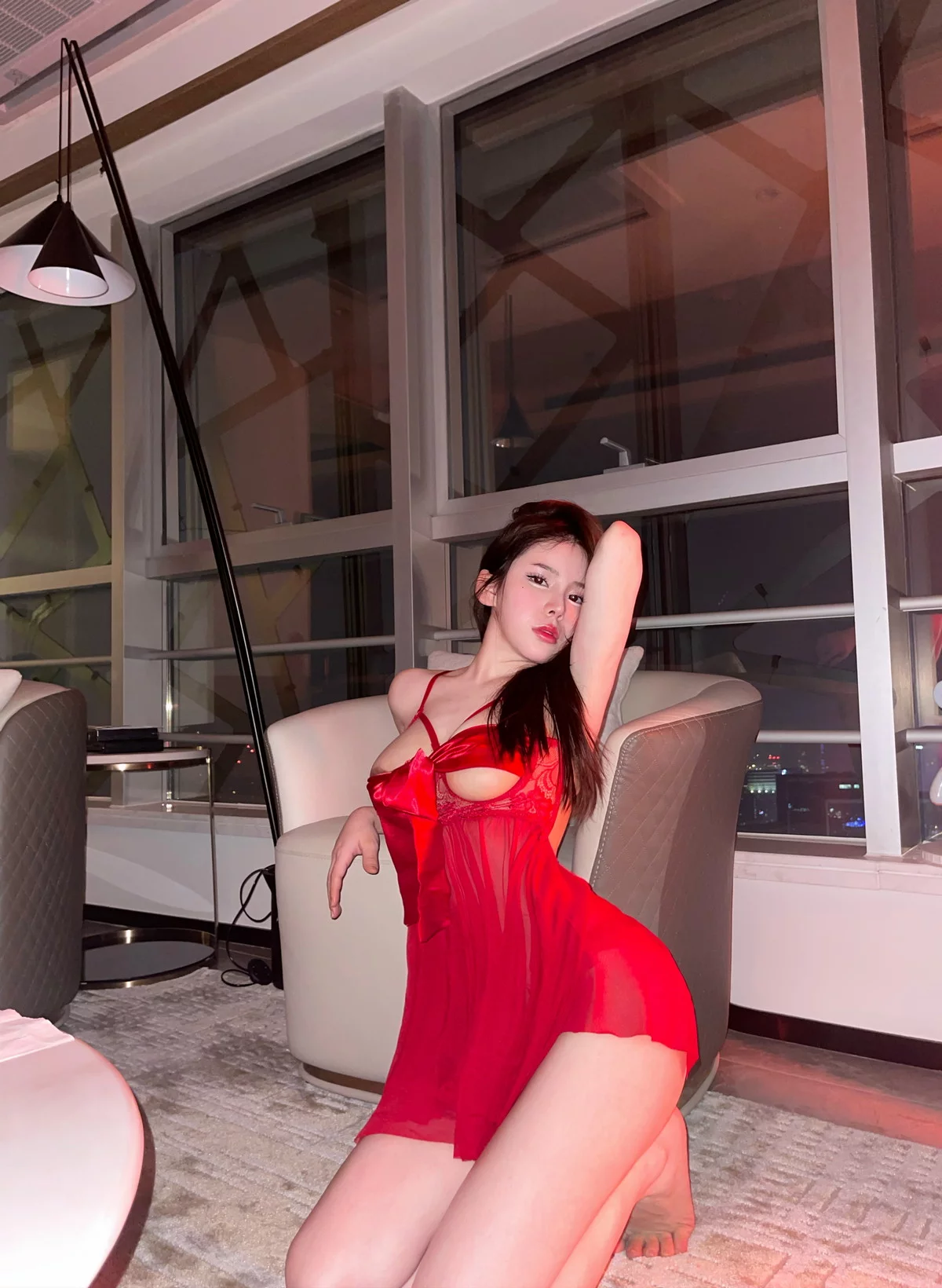 网红美女奔跑的晶螺儿红裙主题性感红色薄纱裙配红色内衣秀完美身材诱惑写真49P