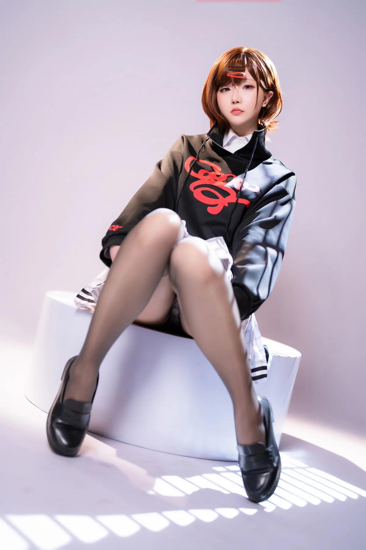 Coser小姐姐星之迟迟偶像大师主题半脱露性感白色蕾丝内衣配闪亮黑丝诱惑写真70P