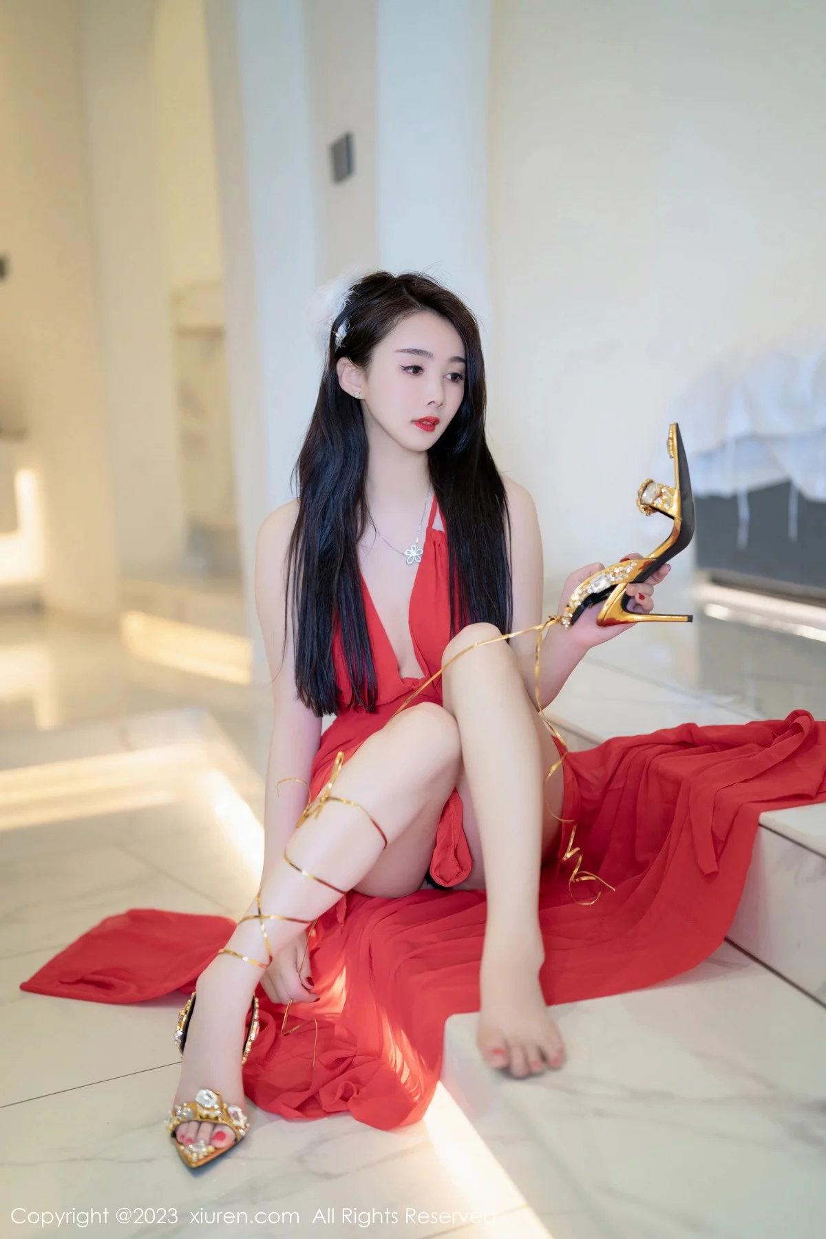 XiuRen第7517期_模特Summer宝宝红色露肩连衣长裙配肉丝袜秀曼妙身姿诱惑写真62P