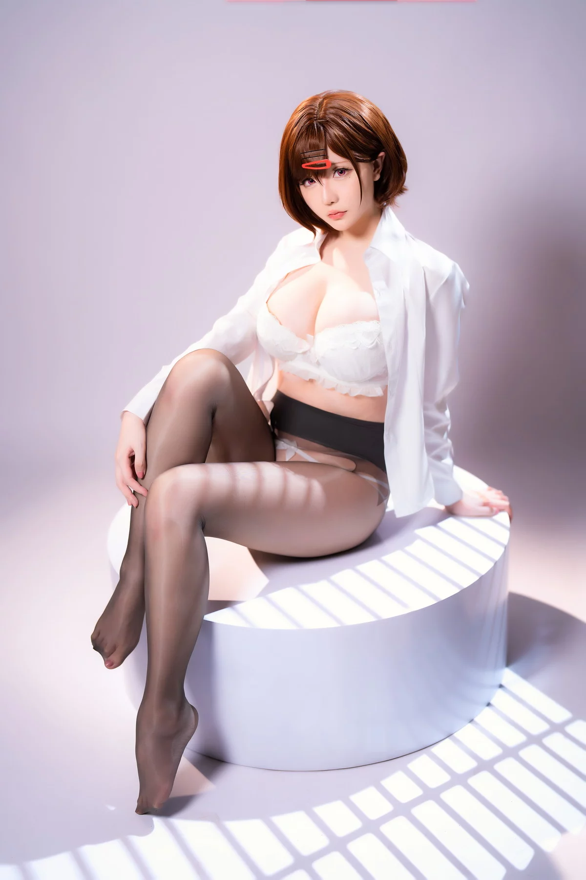 Coser小姐姐星之迟迟偶像大师主题半脱露性感白色蕾丝内衣配闪亮黑丝诱惑写真70P