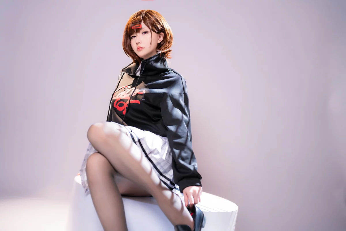 Coser小姐姐星之迟迟偶像大师主题半脱露性感白色蕾丝内衣配闪亮黑丝诱惑写真70P