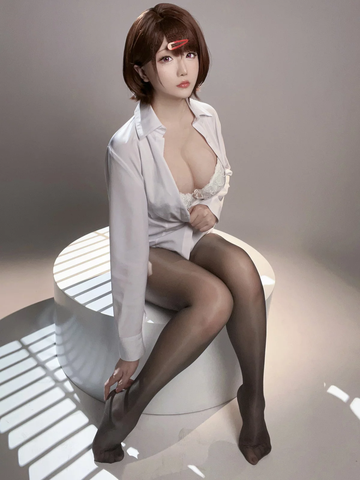 Coser小姐姐星之迟迟偶像大师主题半脱露性感白色蕾丝内衣配闪亮黑丝诱惑写真70P
