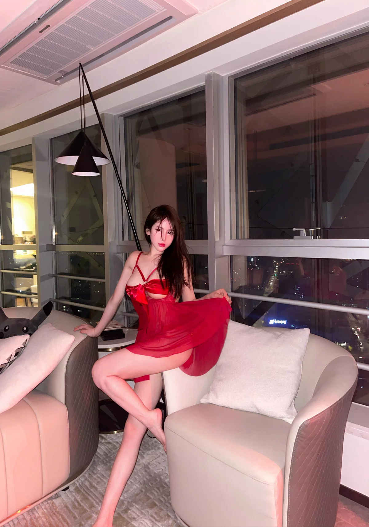 网红美女奔跑的晶螺儿红裙主题性感红色薄纱裙配红色内衣秀完美身材诱惑写真49P