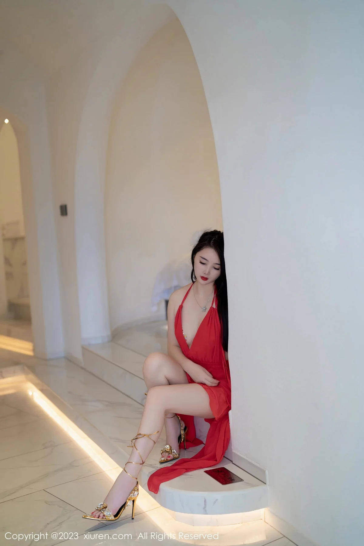 XiuRen第7517期_模特Summer宝宝红色露肩连衣长裙配肉丝袜秀曼妙身姿诱惑写真62P