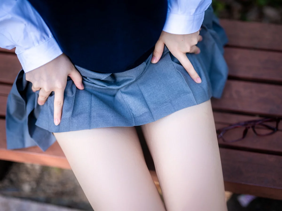 Cos小姐姐幼爱youmeko天乃莉莉纱主题户外性感JK短裙秀翘臀美腿完美诱惑写真27P