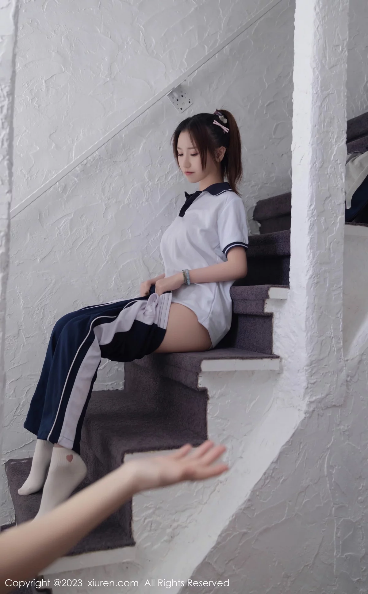 XiuRen第7528期_模特杏子Yada脱普蓝色学妹制服露白色内衣秀曼妙身姿诱惑写真89P