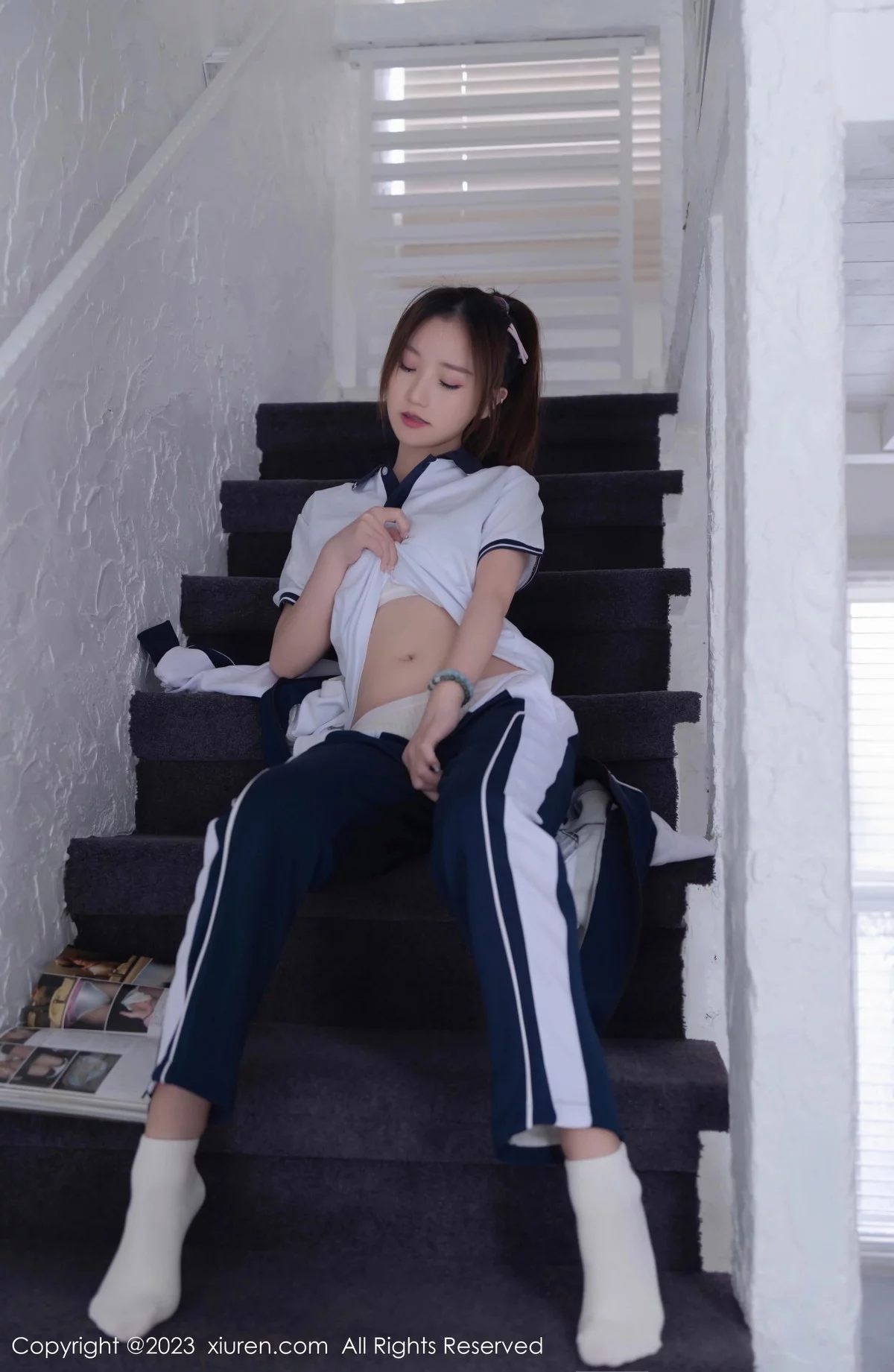 XiuRen第7528期_模特杏子Yada脱普蓝色学妹制服露白色内衣秀曼妙身姿诱惑写真89P