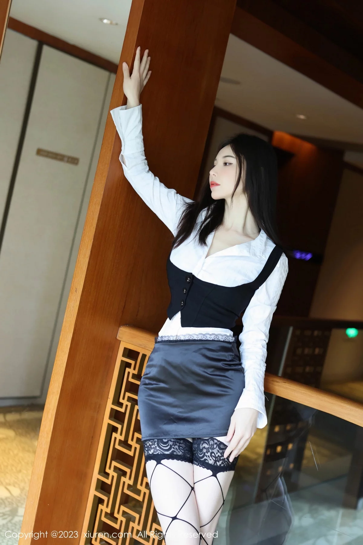 XiuRen第7525期_模特曼柔户外性感白T配黑色短裙半脱秀豪乳遮点惹火诱惑写真78P