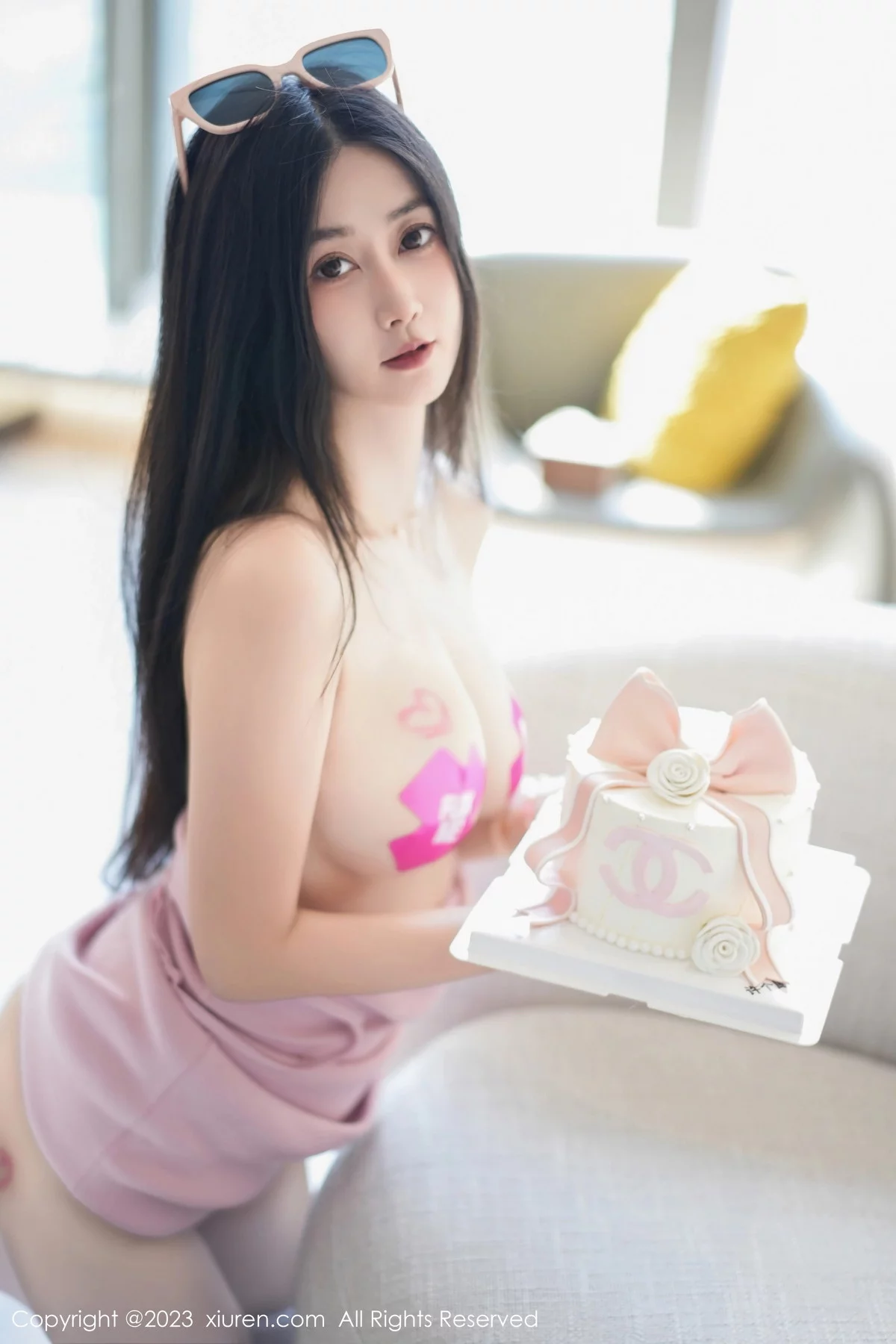 XiuRen第7533期_模特laura阿姣性感粉色连衣裙配白丝袜半脱秀惹火身材诱惑写真67P