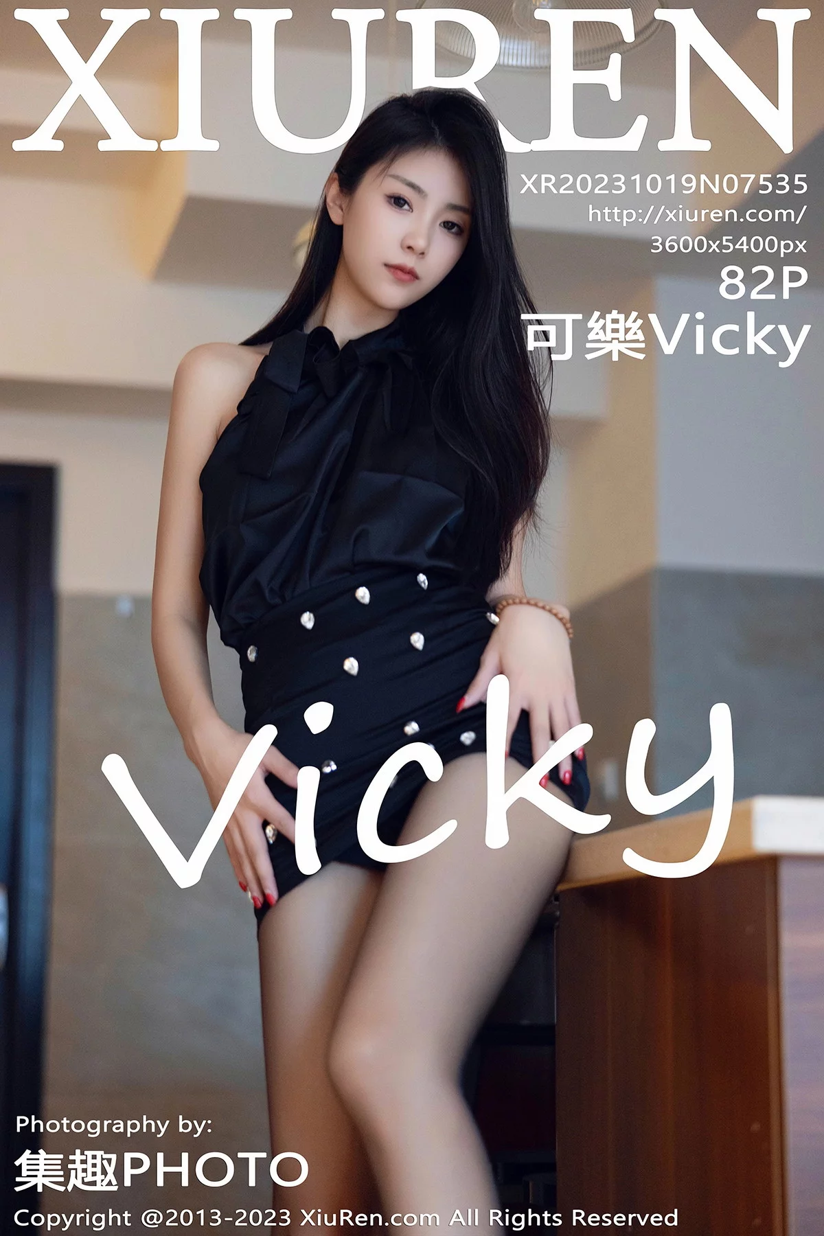 XiuRen第7535期_模特可乐Vicky性感黑色上衣配黑短裙露超薄黑丝秀美腿诱惑写真82P