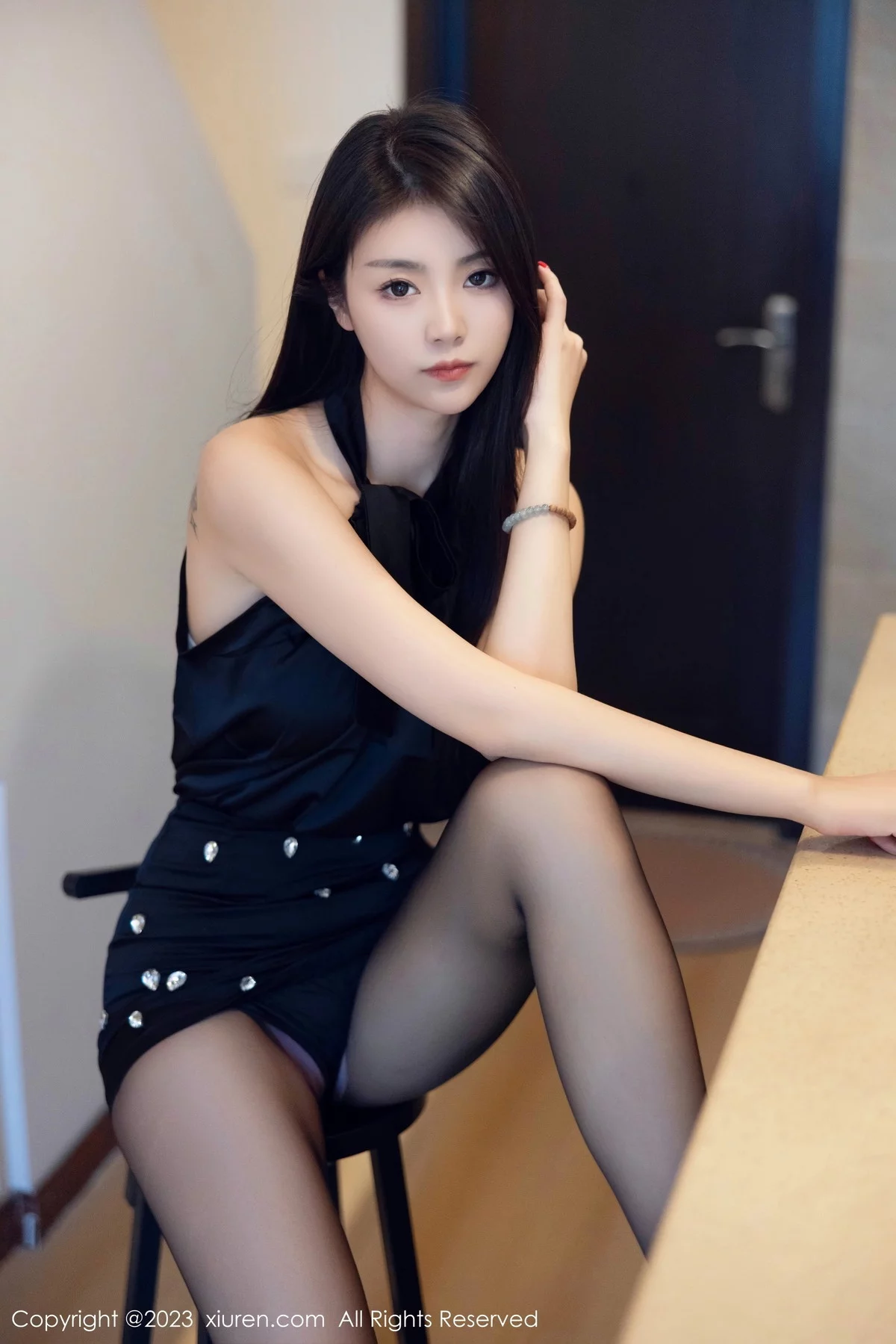 XiuRen第7535期_模特可乐Vicky性感黑色上衣配黑短裙露超薄黑丝秀美腿诱惑写真82P