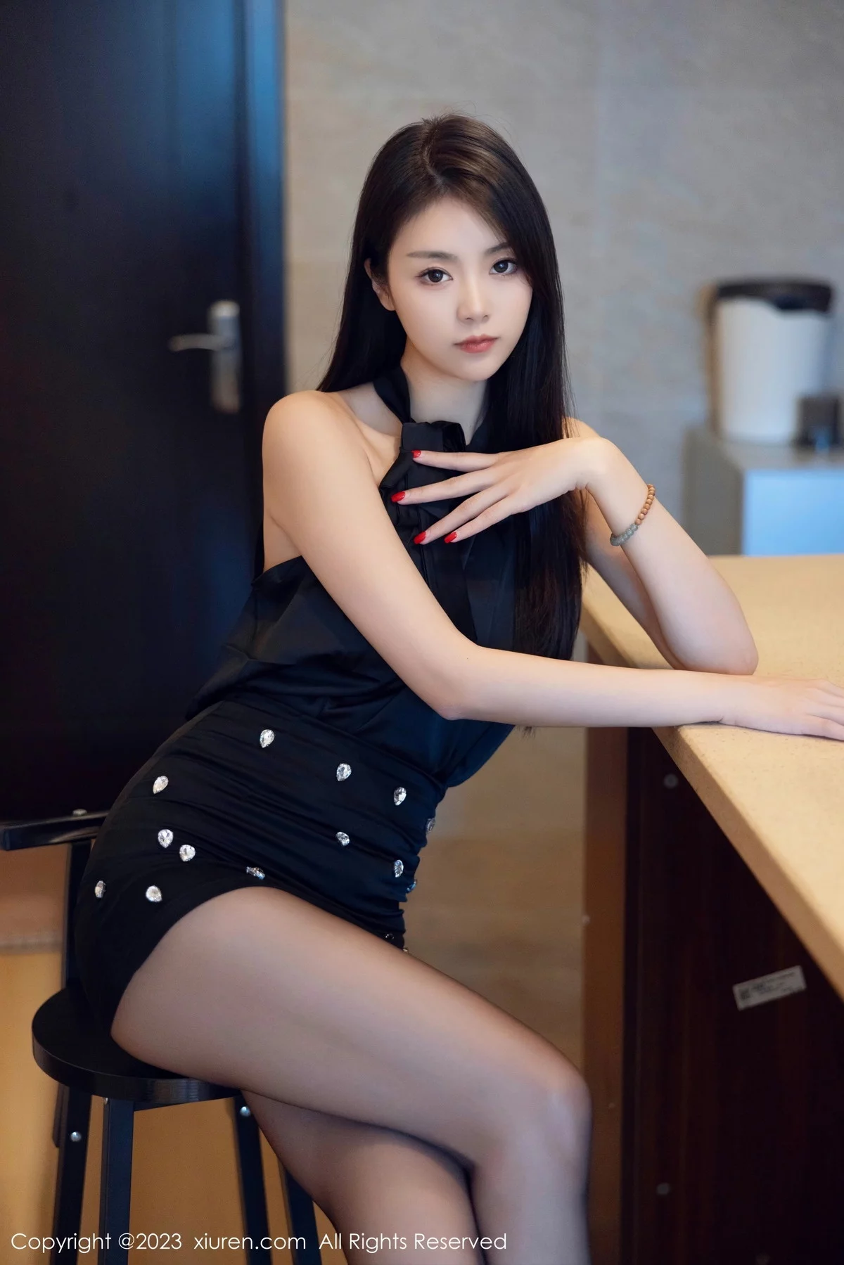 XiuRen第7535期_模特可乐Vicky性感黑色上衣配黑短裙露超薄黑丝秀美腿诱惑写真82P